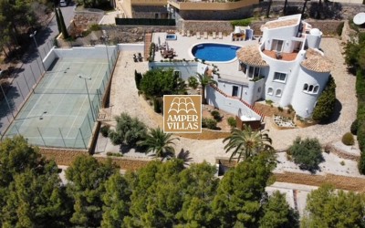 Fantastisk villa med panoramautsikt over havet og tennisbane.
